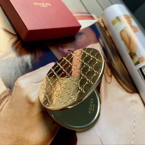 π» New Compact Gucci Mirror and Lil Book of Gucci - Picture 3 of 10
